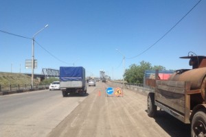 В рамках проекта «Безопасные и качественные дороги» администрация города ремонтирует все подъезды к старому мосту через Волгу.