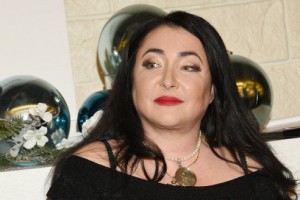 Лолита пошутила над худобой Пугачевой