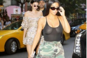 Ким Кардашьян показала в Нью-Йорке грудь без лифчика