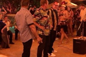 Сильвестр Сталлоне станцевал хулу на юбилее Арнольда Шварценеггера