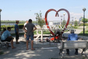 На набережной реки Волга в Астрахани устанавливают новый арт-объект с признанием в любви к городу. 