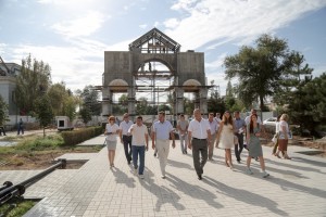 Губернатор Александр Жилкин посетил проспект Гужвина и центральную набережную, где в настоящее время проводятся работы  по возведению Триумфальной арки, 