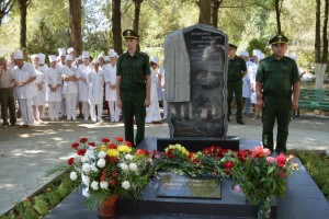 В Ахтубинске на территории военного госпиталя в торжественной церемонии открыли памятник медикам, погибшим при исполнении воинского долга.