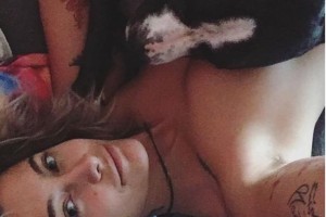Дочь Майкла Джексона прикрыла обнаженную грудь собакой