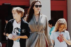 Дочь Джоли может превратиться в мальчика 