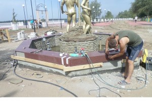 В Ахтубинске идёт строительство фонтана с скульптурной композицией на набережной в районе Дома культуры «Речников». 