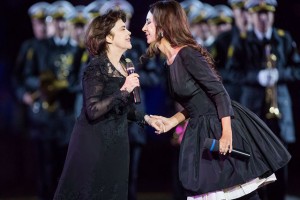 Зара и Мирей Матье исполнили дуэтом у стен Кремля классику французского шансона "Под небом Парижа"
