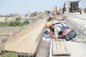 В Приволжском районе половина работ по капитальному ремонту моста через реку Кизань наполовину завершены.