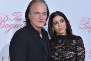 Квентин Тарантино после объявления о помолвке вышел с невестой в свет