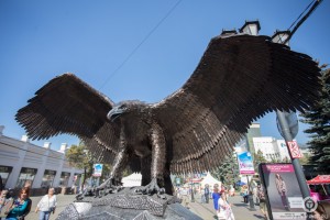 В Челябинске на Кировке появился 2-метровый кованый орёл