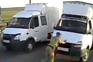 Водитель «Газели» сбил сотрудника регионального пограничного управления, пытаясь прорваться через российско-казахстанскую границу.