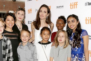 Анджелина Джоли с детьми посетила кинофестиваль в Торонто