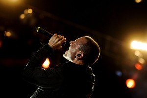 Вдова вокалиста Linkin Park выложила видео, снятое за сутки до его смерти