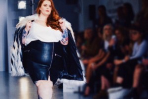 «Ну и?»: 155-килограммовая модель Тесс Холидей ответила критикам фотографией в полупрозрачном нижнем белье