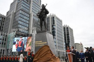 Появившийся в Москве памятник Михаилу Калашникову вызвал скандал