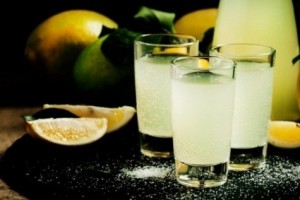 Теплая вода с лимоном натощак: почему она полезна