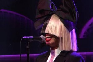 Знаменитая исполнительница Sia представила клип к композиции Rainbow