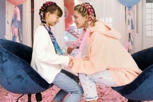 Вера Брежнева с дочерью сделали необычные прически