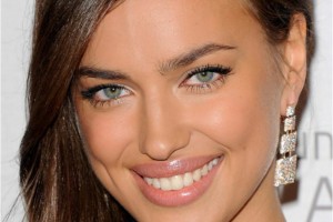 Ирина Шейк поразила глубоким декольте в малахитовом платье
