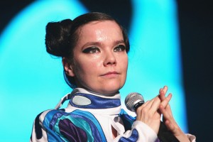 Певица Бьорк обвинила режиссера Ларса фон Триера в домогательствах