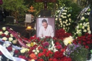 На похороны Дмитрия Марьянова принесли венок с загадочной надписью
