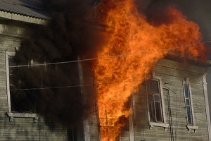 В центре Астрахани  на улице Челюскинцев, 27 произошло возгорание одноэтажного жилого дома. 