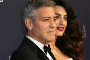  Джордж Клуни вышел в свет не только с женой, но и с тещей .