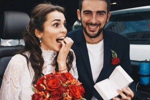 Сати Казанова пришла в ЗАГС в свадебном платье и кедах