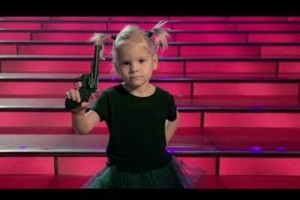 Тимати снял свою дочь с пистолетом в клипе о прошлом и будущем (Видео)