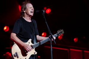 "Один из великих": музыканты скорбят после смерти основателя AC/DC