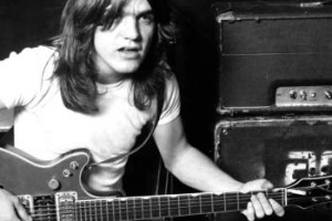 Умер гитарист группы AC/DC Малькольм Янг