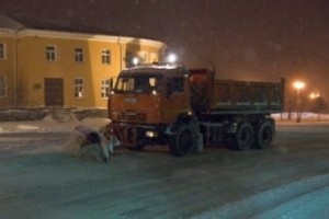 В Астрахани идет расчистка центральных магистралей от снега. 