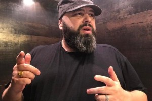 Максим Фадеев перебрался с семьей на соседний остров от вулкана