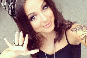 Нюша прячет свой растущий животик
