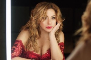 Алена Апина сверкнула грудью на съемках провокационного клипа