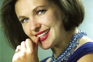 Брошенная всеми Наталья Фатеева доживает жизнь в нищете, с трудом передвигаясь по квартире
