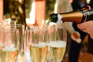 Шампанское могут начать продавать в Новый год круглосуточно