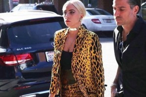 Леди Гага поразила поклонников великолепной фигурой в ярком наряде