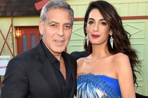 Джордж и Амаль Клуни во время полета с близнецами раздали пассажирам наушники с шумоподавлением