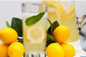 Пейте лимонную воду вместо таблеток для лечения этих 13 проблем со здоровьем 