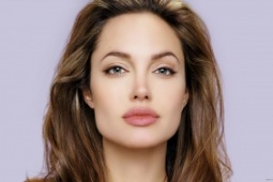 Анджелина Джоли сразила наповал роскошным нарядом