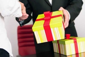 В связи с предстоящими Новогодними и Рождественскими праздниками Минтруд РФ напоминает о запрете на дарение подарков государственным служащим. 