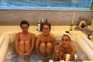 Дочери Брюса Уиллиса и Деми Мур сделали «голое» фото в ванне