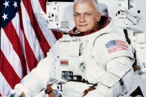 Умер автор первого свободного полета человека в открытом космосе