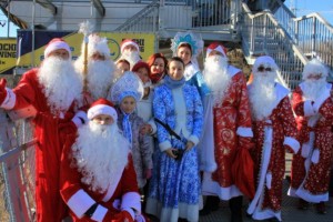 В Сочи десятки Дедов Морозов и Снегурочек поднялись в небо