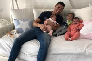 Криштиану Роналду показал своих младших детишек