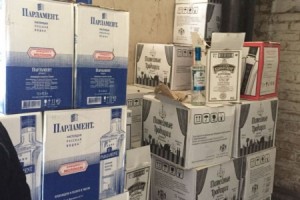 В Астраханской области проводится процессуальная проверка по факту обнаружения на территории оптово-продовольственного рынка около 20 тысяч бутылок спиртосодержащей продукции.