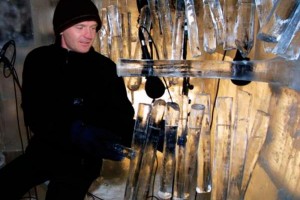 Оркестр Снежной королевы: Норвежский музыкант Терье Исунгсет поражает зрителей игрой на ледяных инструментах