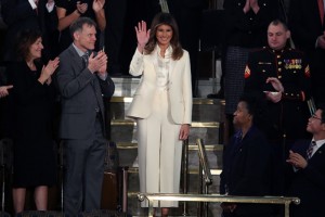 Меланию Трамп в белом брючном костюме сравнили с Хилари Клинтон