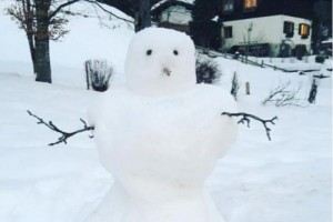 Наталья Подольская вспомнила детство и слепила очаровательного снеговика